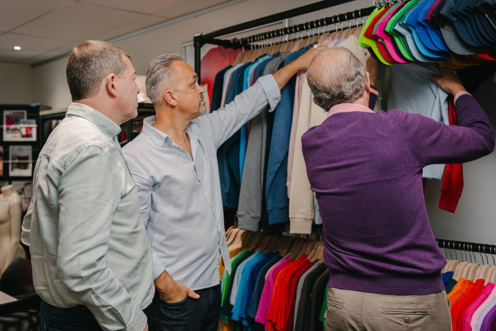 3 personnes qui choisissent des textiles
