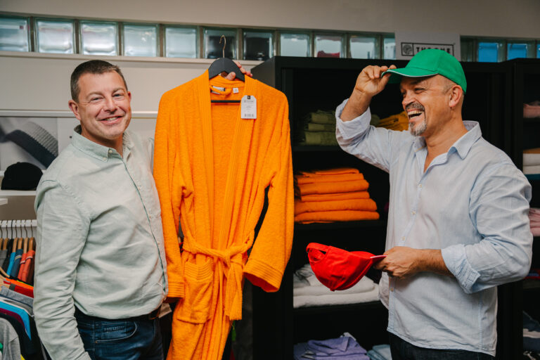 Deux hommes avec un peignoir orange