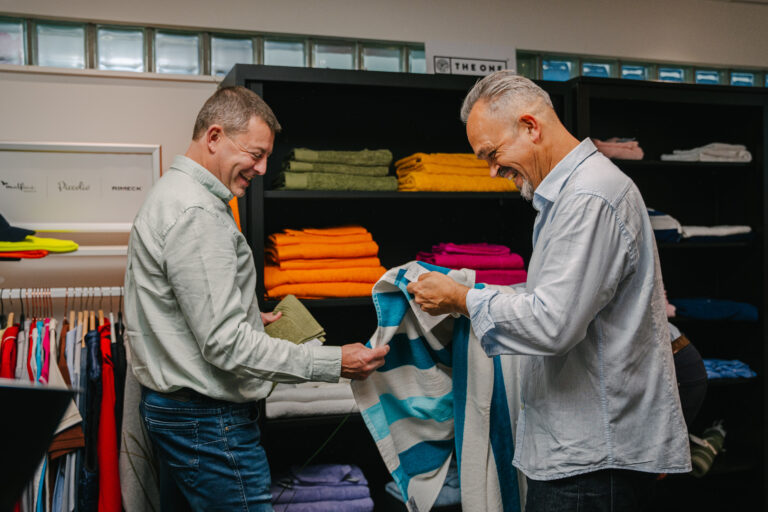 Deux hommes qui présentent des serviettes personnalisable