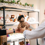 Deux personnes qui tiennent une peluche