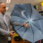 Un monsieur qui tient un parapluie personnalisable