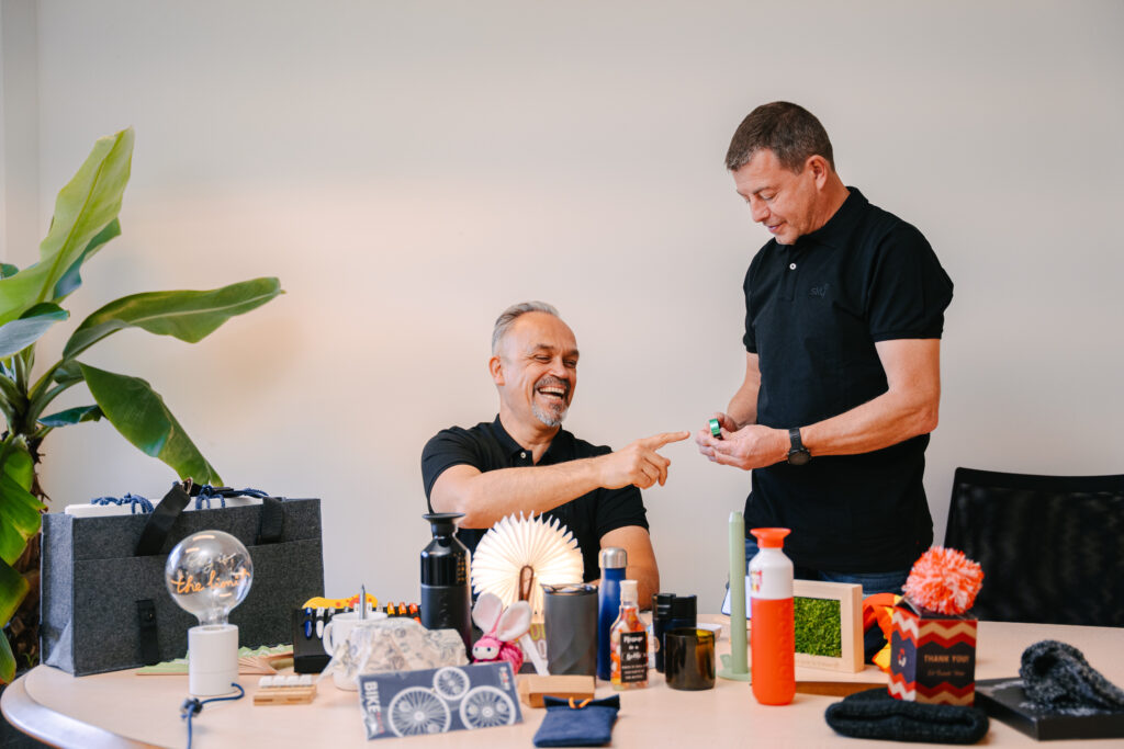 Deux hommes qui présentent des gadgets