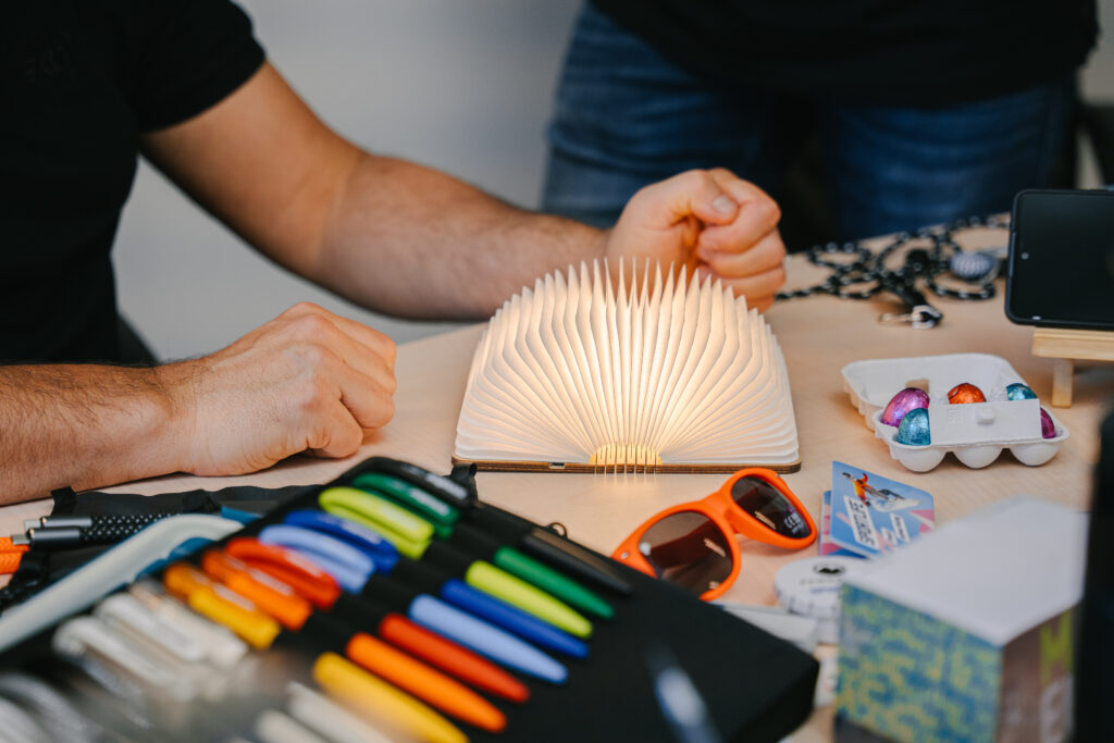 Une personne qui dispose plusieurs gadgets personnalisable