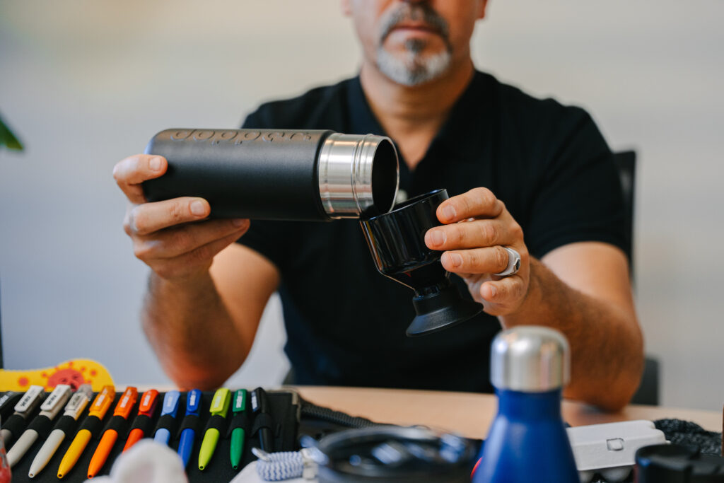 Un homme qui essaie une gourde personnalisable