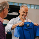 Quelqu'un qui tient un polo personnalisable