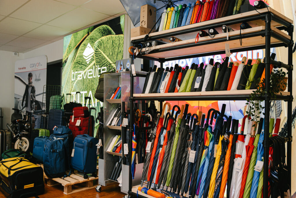 Ensemble de parapluies et sacs sur des étagères