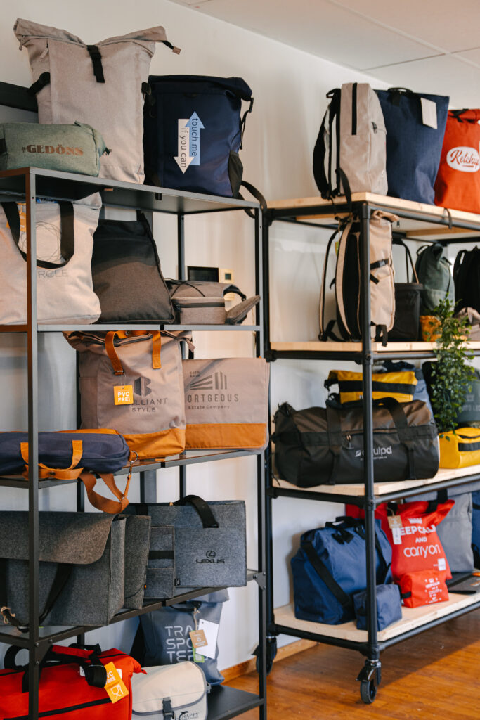 Sacs sur des étagères